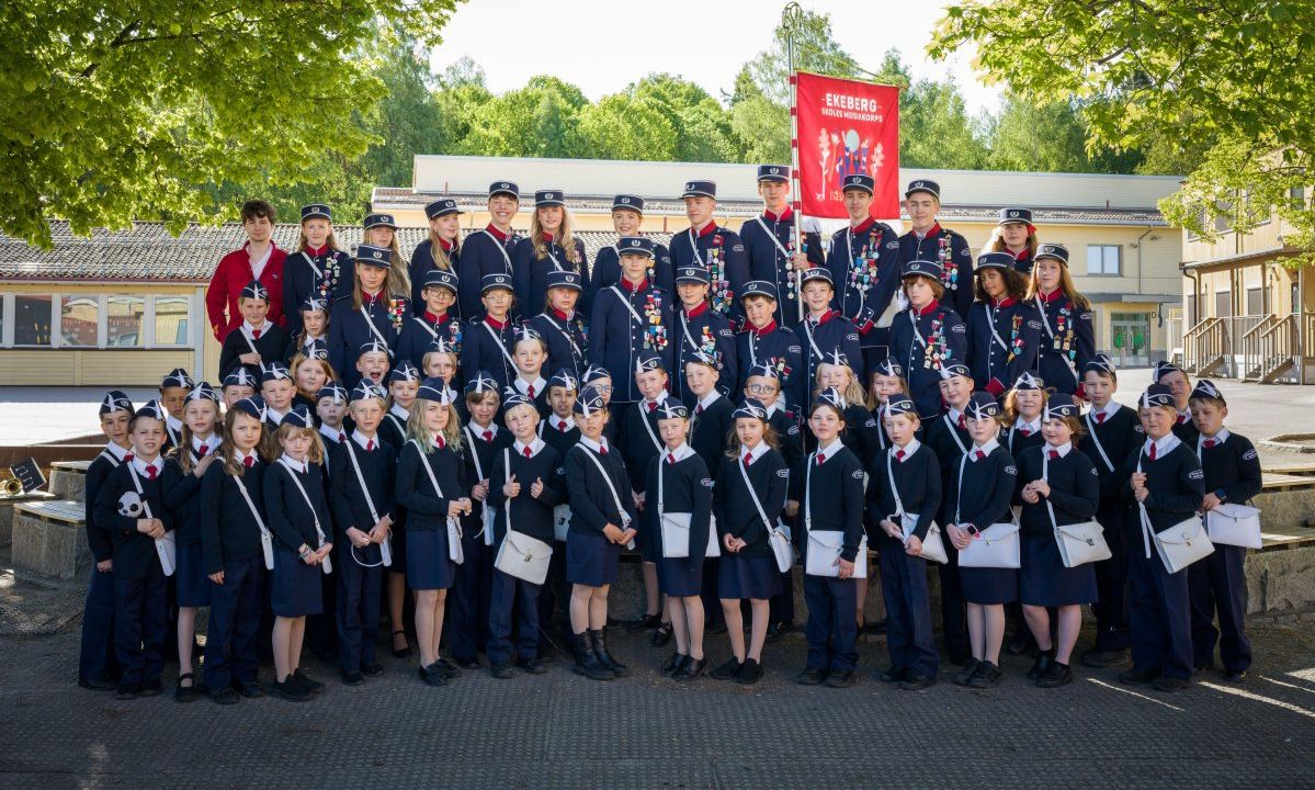 Foto: Knut Neerland @knutneerland Hele korpset pent oppstilt foran skolen